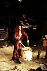 组图：朱婧摇滚范儿开唱 献唱新专辑歌曲