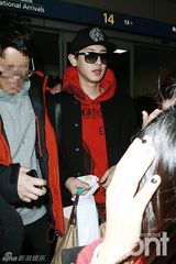 组图：韩团EXO结束台湾行返韩 粉丝挤爆机场