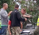 组图：皮特《僵尸世界大战2》片场威武开坦克