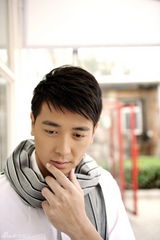 组图：保剑锋拍时尚写真 温暖亲切显熟男魅力