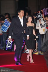 组图：熊乃瑾红唇妖艳 蝴蝶结黑缎小抹低胸