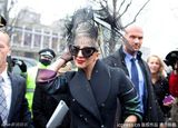组图：Lady Gaga黑裙亮相哈佛 成立基金会