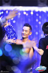 组图：《中国星跳跃》首期 牛群首跳失误晕厥