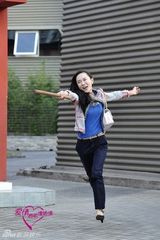 组图：霍思燕《爱情面前谁怕谁》被泼漆 挥棍追人