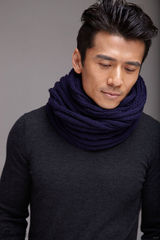 组图：唐文龙化身围脖达人 笑容点亮秋日风情