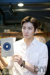 组图：尹施允李玹雨等众韩星为潮牌店站台