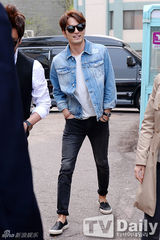 组图：柳承龙李真旭宣传《标靶》系围裙磨豆浆