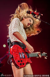 组图：泰勒红唇开唱秀美腿 狂放甩发野性魅力