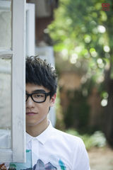 组图：刘心曝最新户外写真 演绎邻家男孩