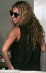 组图：碧昂斯一家现身巴黎 老公与爱女穿亲子装