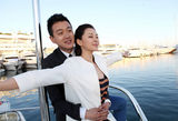 组图：佟大为关悦游艇写真 演绎经典爱情瞬间