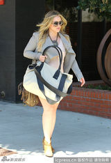 组图：希拉里-达芙亮相街头衣着随性笑容十足