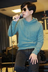 组图：李健上海演唱会彩排 戴墨镜深情演唱