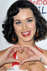 高清组图：凯蒂-佩里圆点沙滩装亮相伦敦夏季音乐舞会