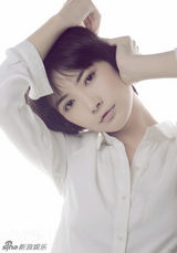 组图：李媛最新写真曝光 利落白衬衫演绎都市新女性