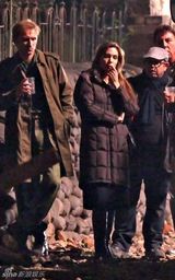 高清图：朱莉现身匈牙利 皮特贴身随行蜜吻秀恩爱