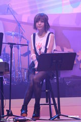 组图：李克勤郑欣宜开唱 鼓励年青人追梦