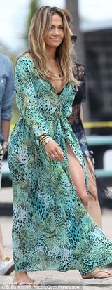 组图：洛佩兹拍新歌MV男友监场 绿色长裙秀美胸