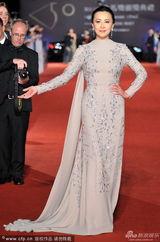 组图：梁朝伟红毯同牵刘嘉玲章子怡