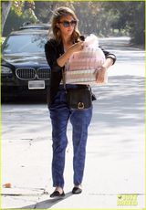 组图：阿尔芭单手抱大蛋糕出街 潮装显时尚