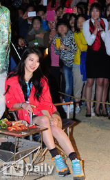 组图：金秀贤秀智赴野营庆典户外“约会”