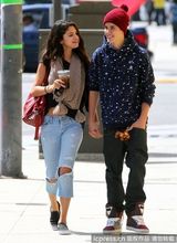 组图：贾斯汀赛琳娜甜蜜同居 拉手出街秀恩爱