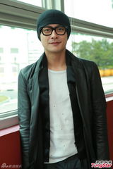 组图：黄宗泽秘恋大五岁女模 忘情甜蜜互吻