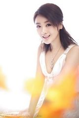 组图：小李琳新写真显融融春意 如幻逆光透柔美