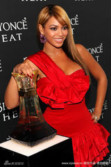 幻灯图集：碧昂斯性感抹胸红裙亮相香水发布派对