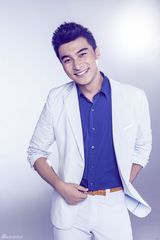 组图：贺刚曝最新写真 尽显儒雅清新气质