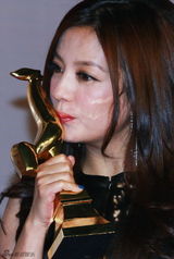 组图：金鸡百花节颁奖礼后台 众星亲吻奖杯