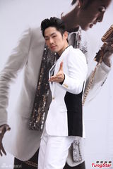 组图：吴建豪台北签唱惜肉如金湿背猛擦汗