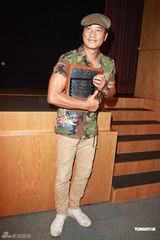 组图：任达华宣传香港电影 称叶德娴得奖实至名归