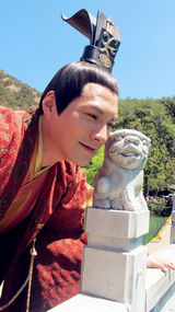 组图：《倾世皇妃》花絮照 严宽戏内腹黑戏外卖萌