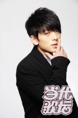 组图：陈翔为杂志拍写真 变粉嫩萌男乖巧可爱