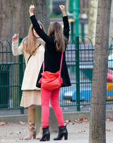 高清组图：杰西卡-阿尔芭街拍LOOK黑衣搭红裤