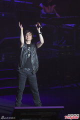 组图：齐秦澳门开唱庆端午 辛晓琪黄裙助阵