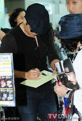 组图：韩星李秉宪潮装亮相机场赴加拿大拍新片