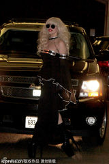 组图：Lady Gaga超低胸裙露半乳性感出街
