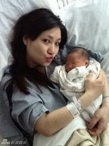 组图：连凯荣升当爸爸 妻子美国剖腹诞6斤重男婴