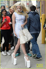 组图：Lady Gaga怪异新造型 面具护目似电焊工