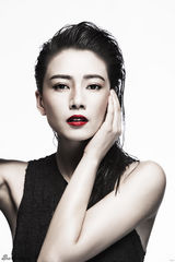 组图：高圆圆登封面 哥特风引领极致冷艳