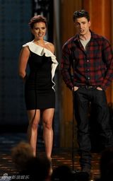 高清组图：安妮斯顿约翰逊迪亚兹捧场男士选择奖