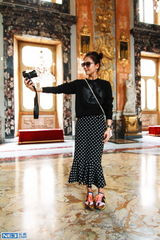 组图：账房先生华晨宇兼职摄像 张翰遭鹦鹉调戏