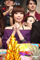 幻灯图集：伊林模特结束九天年假 黄志玮等新春团拜 