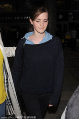 组图：艾玛学院装亮相 领口大开露性感锁骨