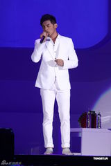 组图：丁当个唱40首情歌联唱 温升豪担任嘉宾