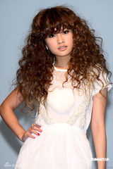 幻灯图集：杨丞琳长卷发似洋娃娃 白蕾丝裙可爱