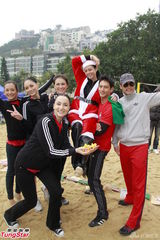 组图：Lisa S出席慈善沙滩赛 宝宝取名重任交老公