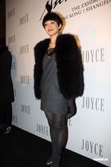 组图：周迅霍思燕出席品牌晚会 毛皮外套驱寒保暖